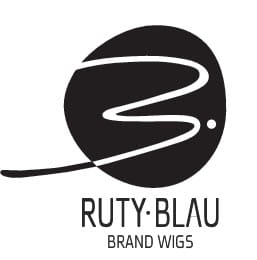 לוגו שחור-לבן של 'Ruty Blau Brand Wigs'. הלוגו מציג צורה אמורפית שחורה גדולה, המזכירה כתם דיו או משיחת מכחול, שבתוכה קו לבן מתפתל היוצר צורה המזכירה את האות 'B' או מספר 3. מתחת לצורה, כתוב 'RUTY BLÁU' באותיות גדולות ושחורות, ומתחתיו 'BRAND WIGS' באותיות קטנות יותר.