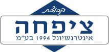 לוגו חברת 'ציפחה אינטרנשיונל 1994 בע"מ'. הלוגו מורכב ממעוין כחול כהה שבתוכו כתובה המילה 'קבוצת' בעברית בצבע לבן. מתחתיו, מלבן אפור בהיר ובתוכו כתוב באותיות גדולות וכחולות 'ציפחה' בעברית. מתחת לשם החברה כתוב 'אינטרנשיונל 1994 בע"מ' באותיות קטנות יותר. בתחתית הלוגו מופיע קצה נוסף של מעוין כחול